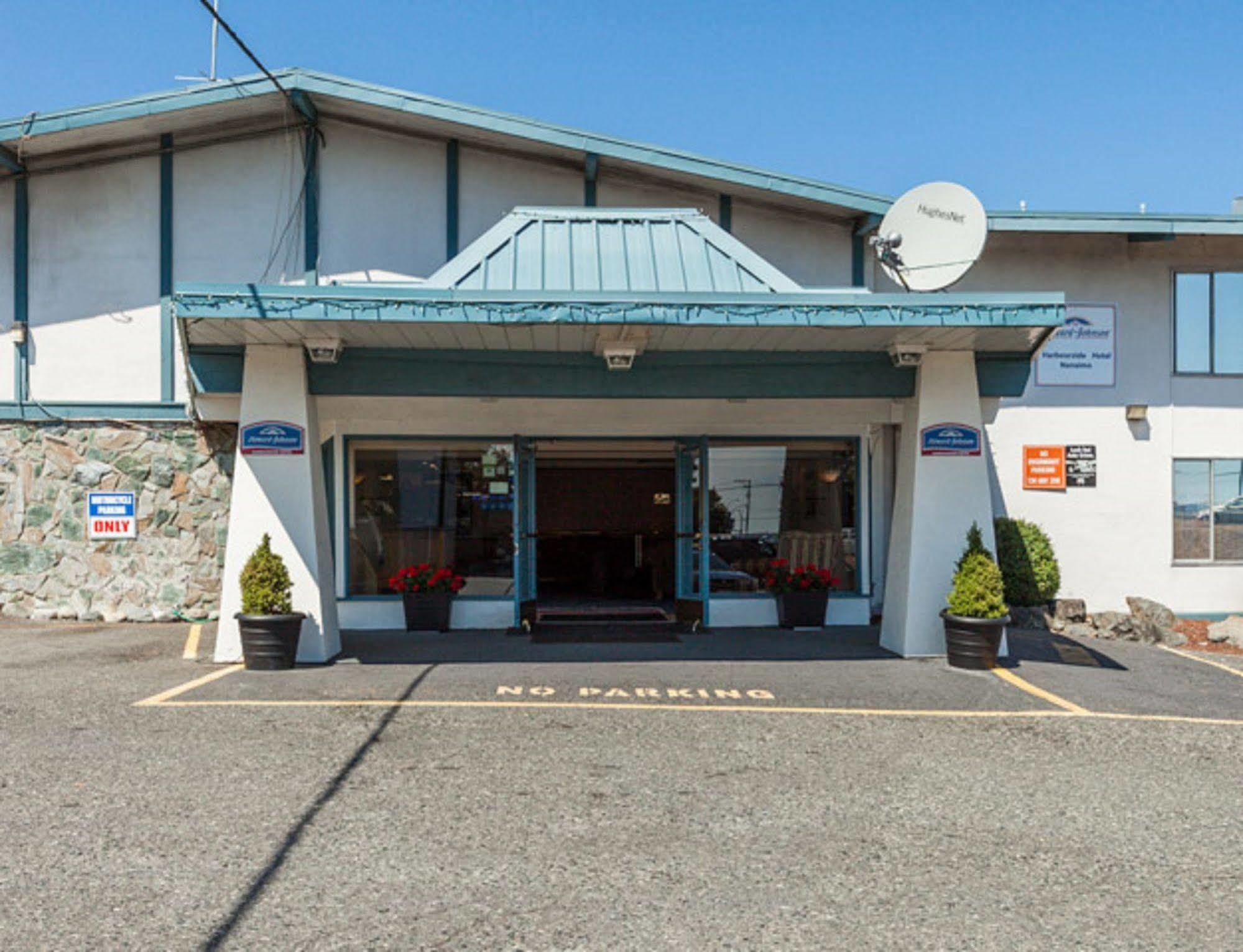 Howard Johnson By Wyndham Nanaimo Harbourside Hotel Exterior photo