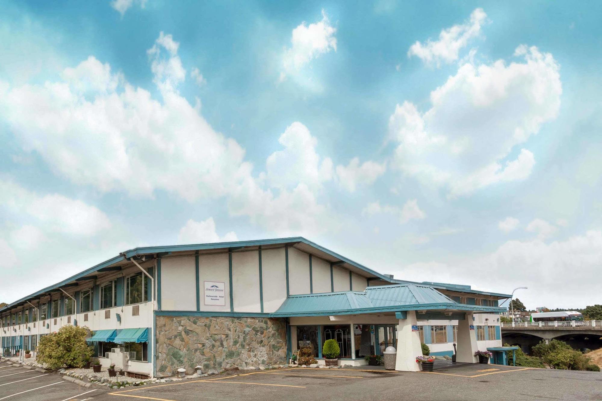 Howard Johnson By Wyndham Nanaimo Harbourside Hotel Exterior photo